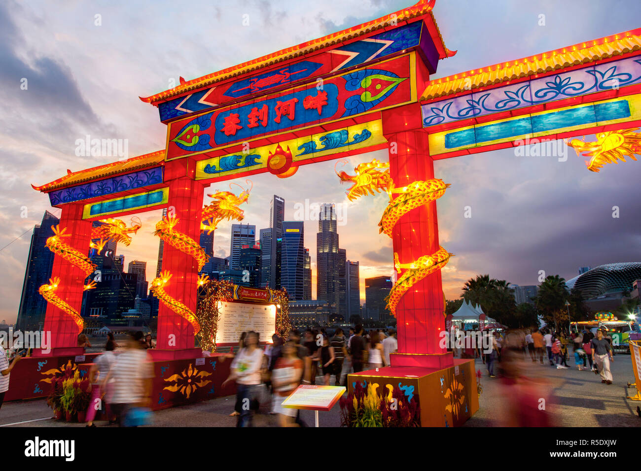 Città Skyline finanziario, Fiume Hongbao decorazioni per il Capodanno cinese di Marina Bay, Singapore Foto Stock