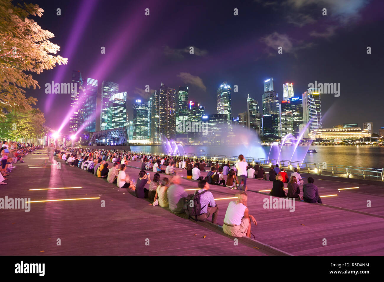 Singapore, Marina Bay, acqua e luci mostrano, skyline della città di notte Foto Stock