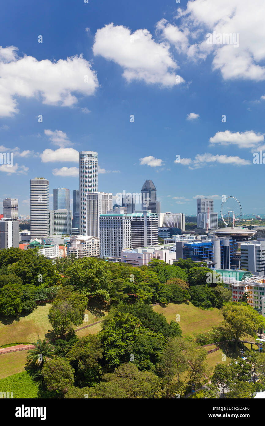 Singapore, vista in elevazione su Fort Canning Park e il moderno skyline della città Foto Stock