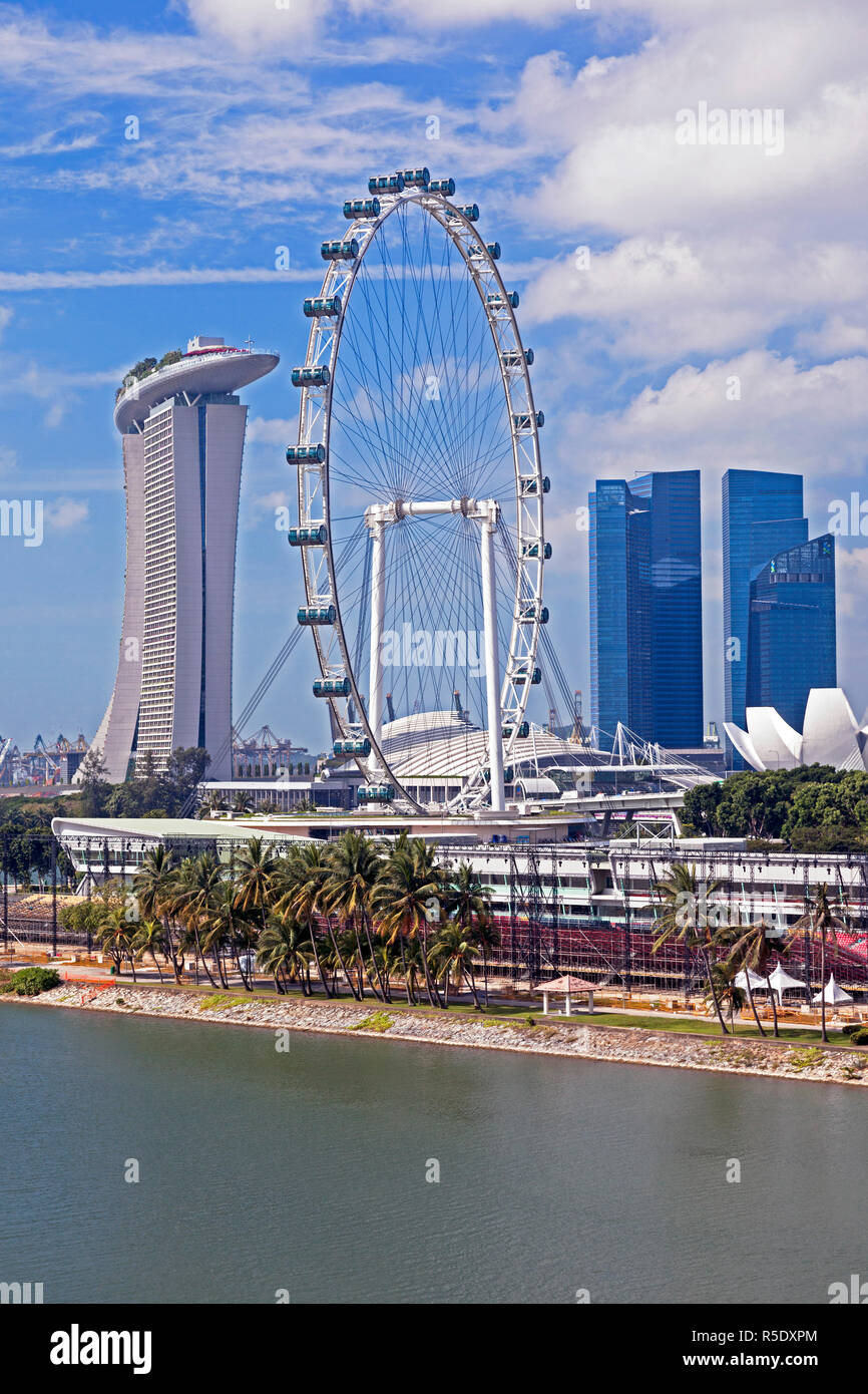 Singapore, Mariana Bay e il Singapore Flyer visto verso il centro dello skyline della città Foto Stock