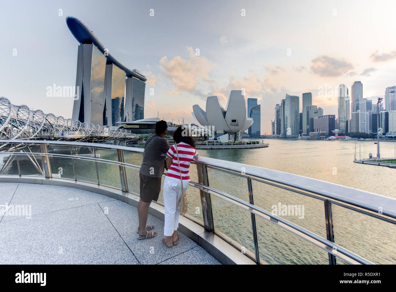 Singapore, Helix ponte che conduce attraverso il Marina Bay per il Marina Bay sands hotel e resort (MR) Foto Stock