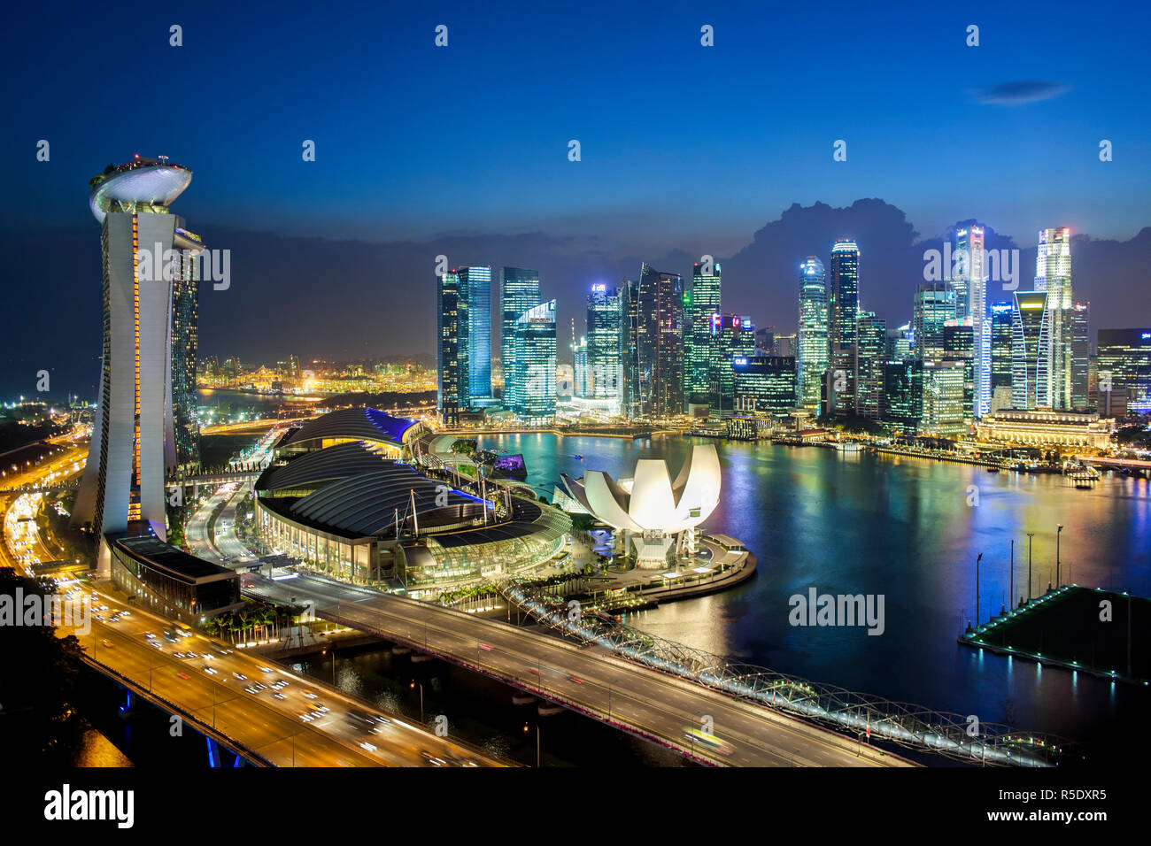 Singapore, elevati vista sul centro della città e la baia di Marina dal Singapore Flyer, la più grande ruota panoramica del mondo Foto Stock