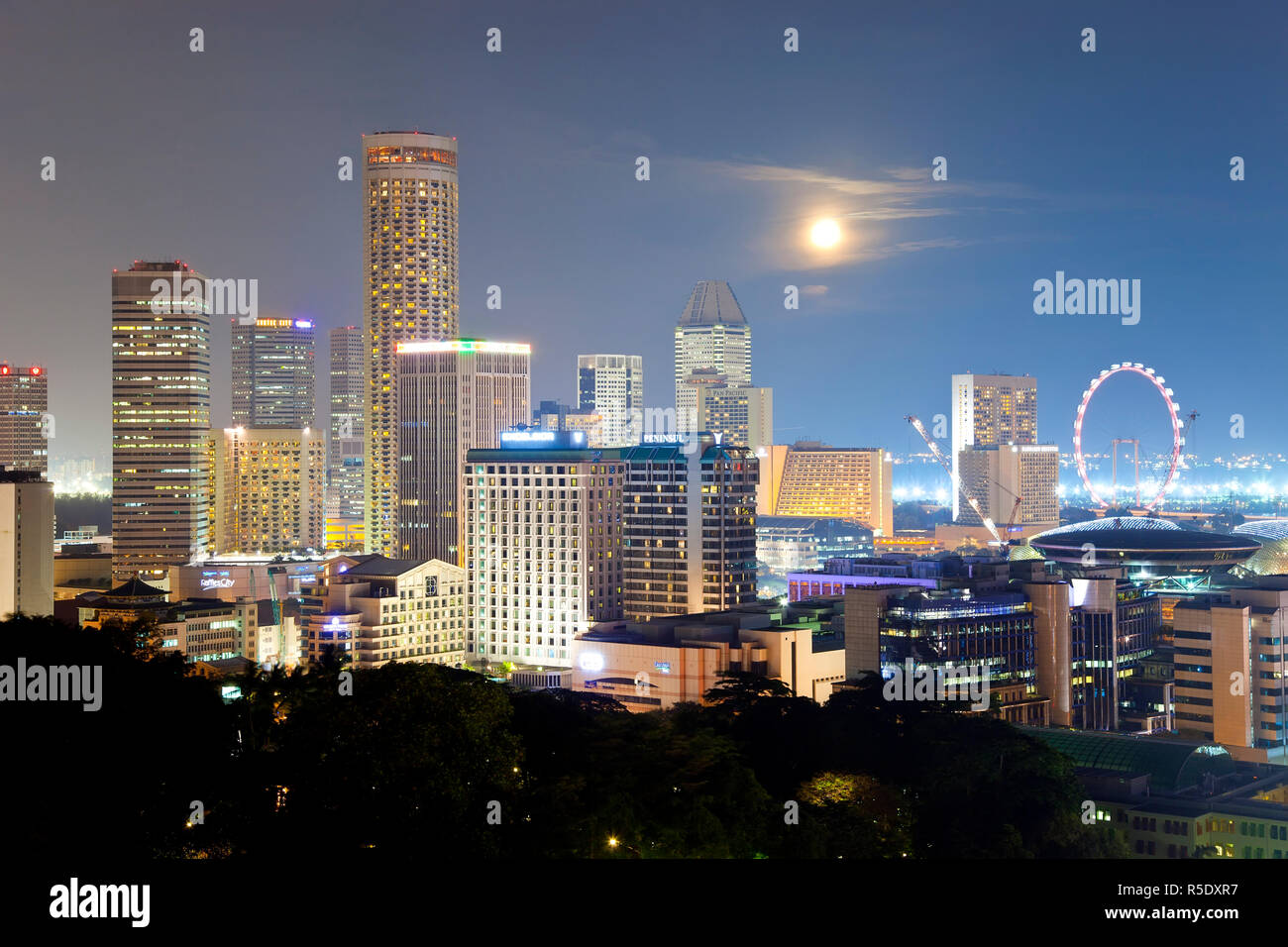 Singapore, vista in elevazione su Fort Canning Park e il moderno skyline della città Foto Stock