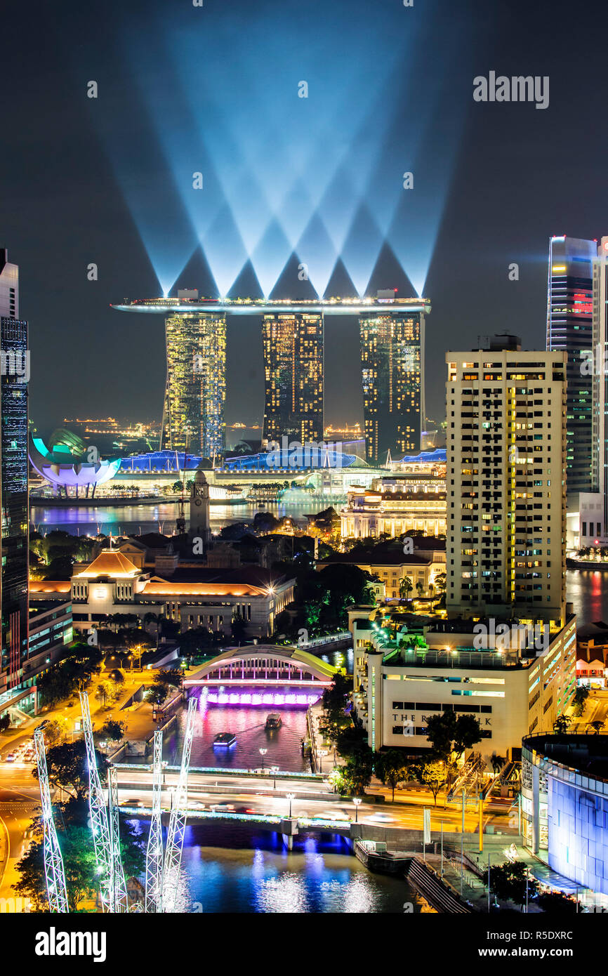 Singapore, vista in elevazione sopra il quartiere degli intrattenimenti di Clarke Quay, il fiume Singapore e dello skyline della città Foto Stock