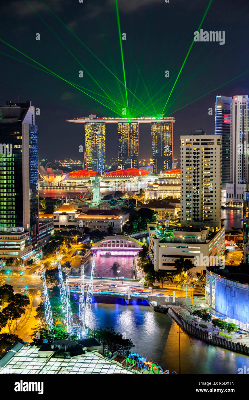 Singapore, vista in elevazione sopra il quartiere degli intrattenimenti di Clarke Quay, il fiume Singapore e dello skyline della città Foto Stock