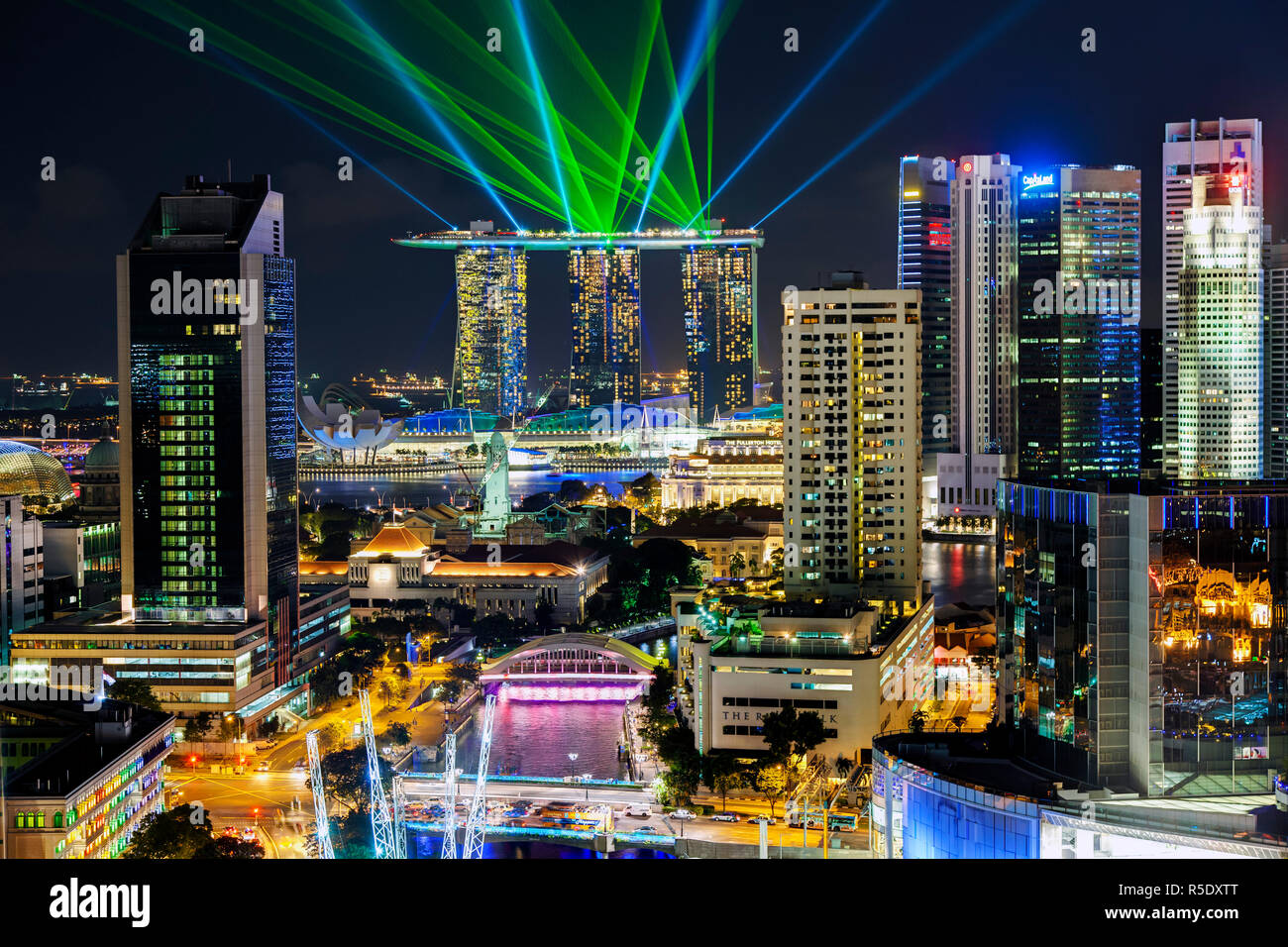 Singapore, vista in elevazione sopra il quartiere degli intrattenimenti di Clarke Quay, il fiume Singapore e dello skyline della città Foto Stock