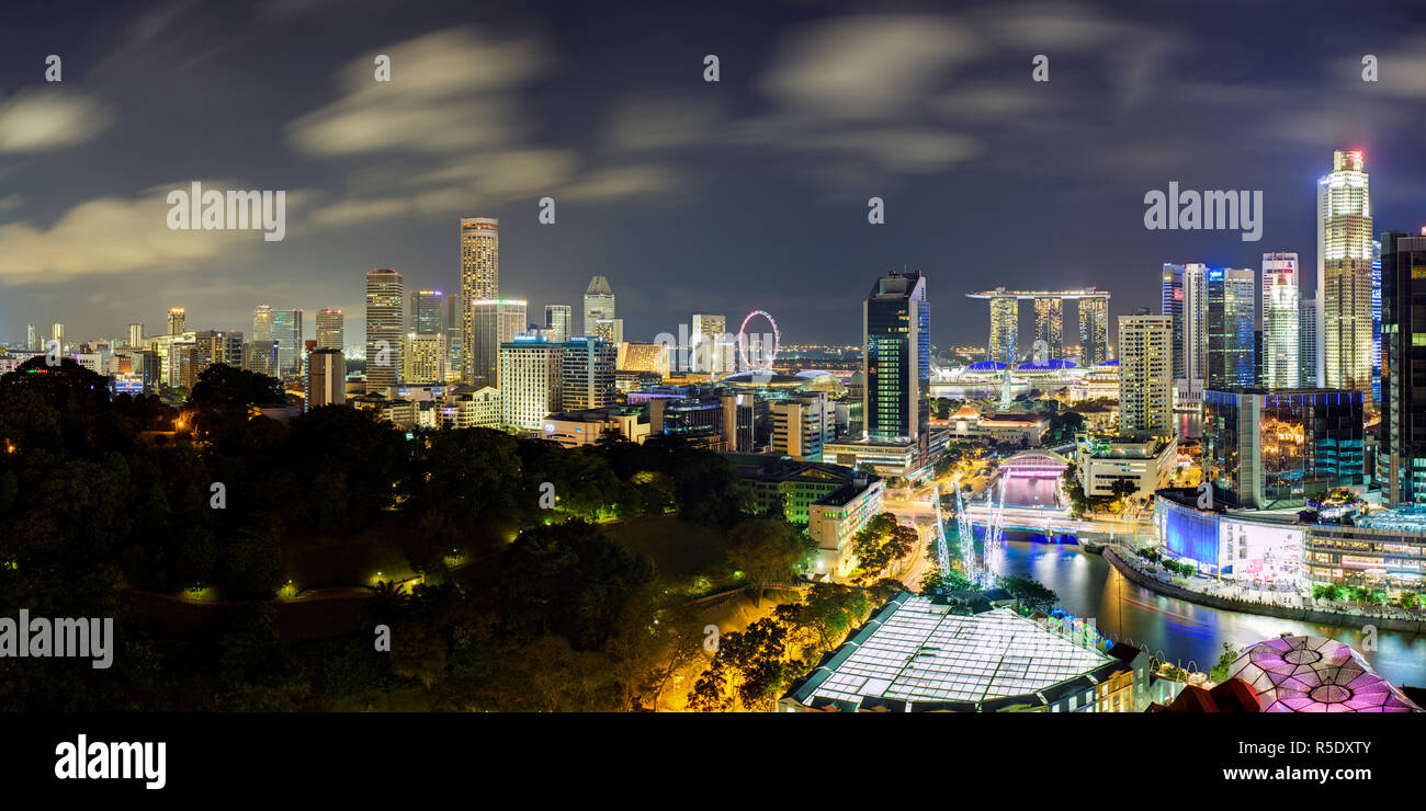 Singapore, vista in elevazione su Fort Canning Park e il moderno skyline della città Foto Stock