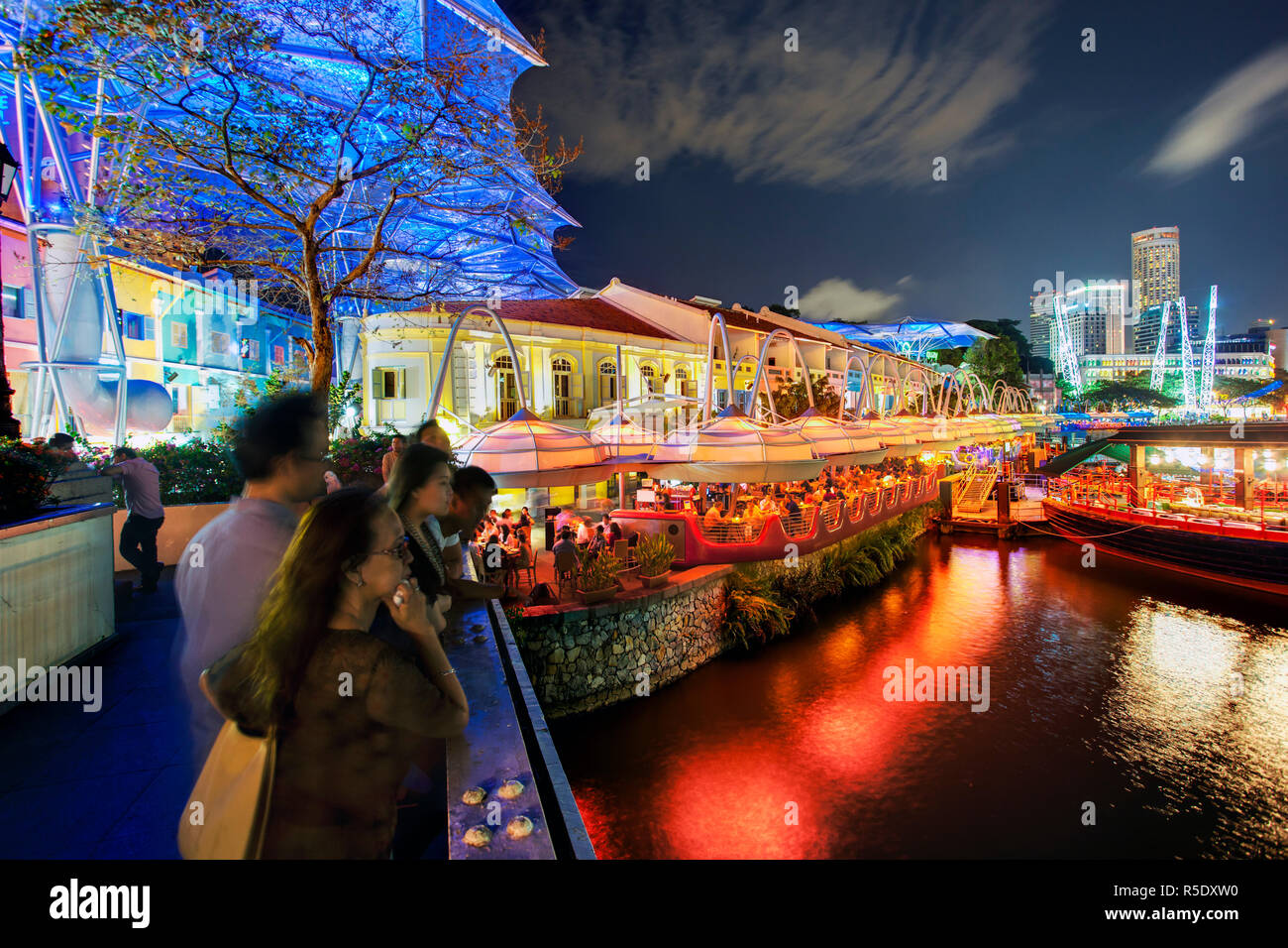 Singapore, il quartiere dei divertimenti di Clarke Quay, il fiume Singapore e dello skyline della città Foto Stock