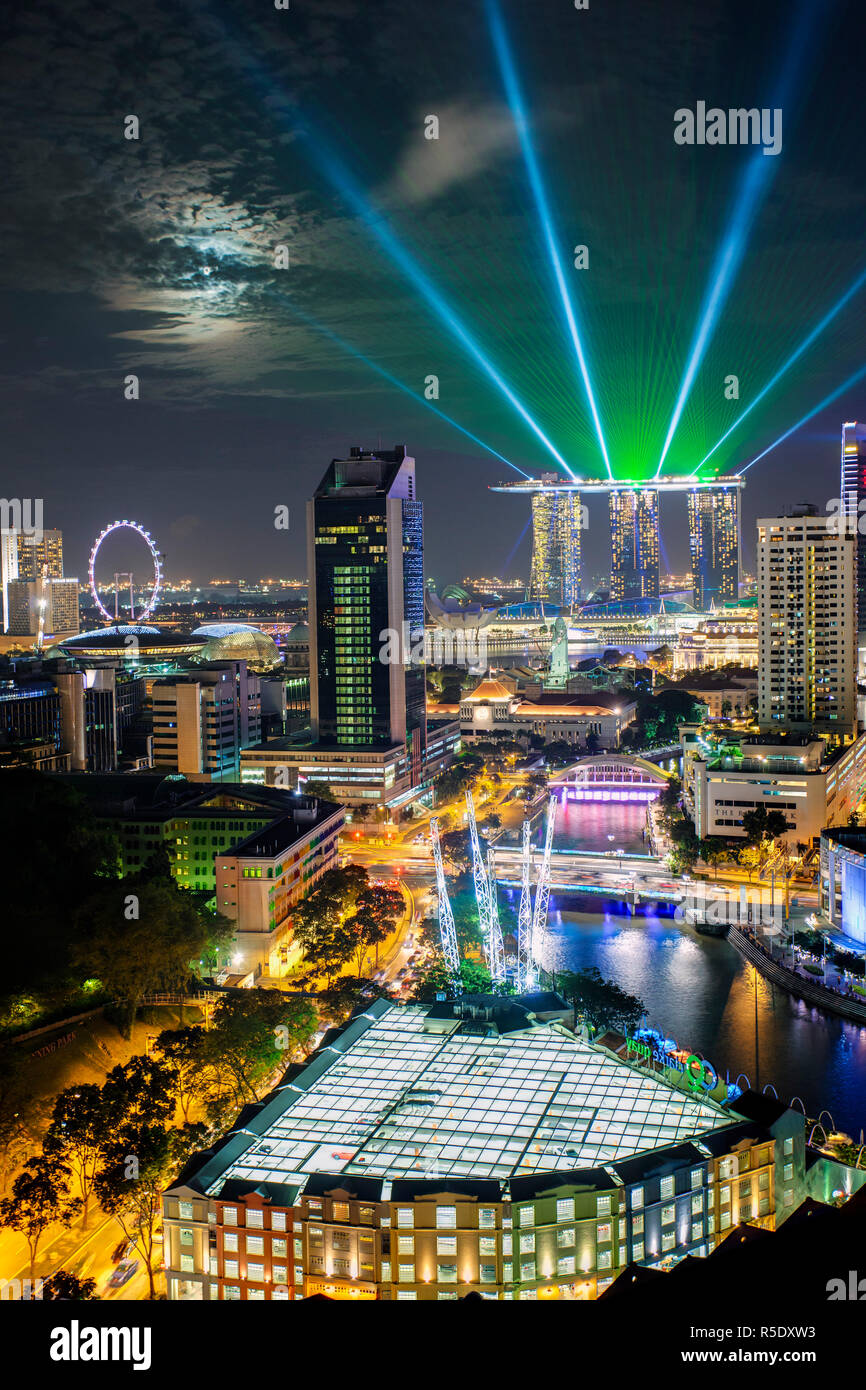 Singapore, vista in elevazione sopra il quartiere degli intrattenimenti di Clarke Quay, il fiume Singapore e dello skyline della città Foto Stock