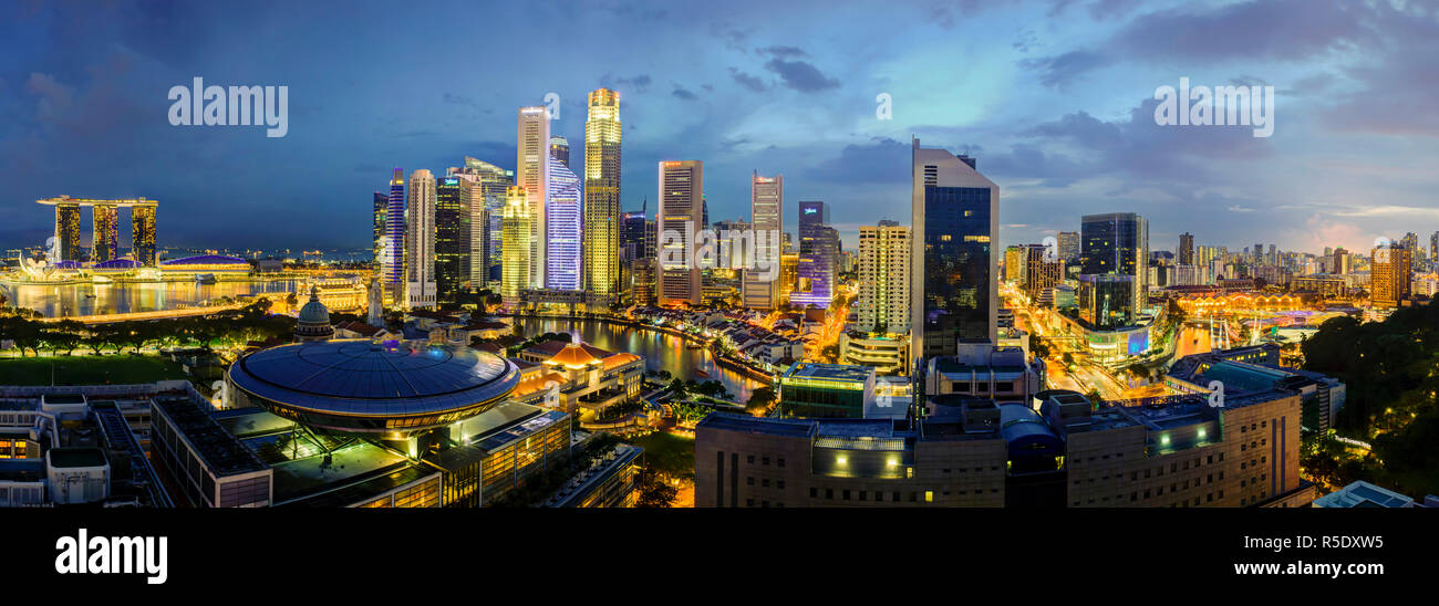 Singapore, vista in elevazione sopra il quartiere degli intrattenimenti di Clarke Quay, il fiume Singapore e dello skyline della città Foto Stock