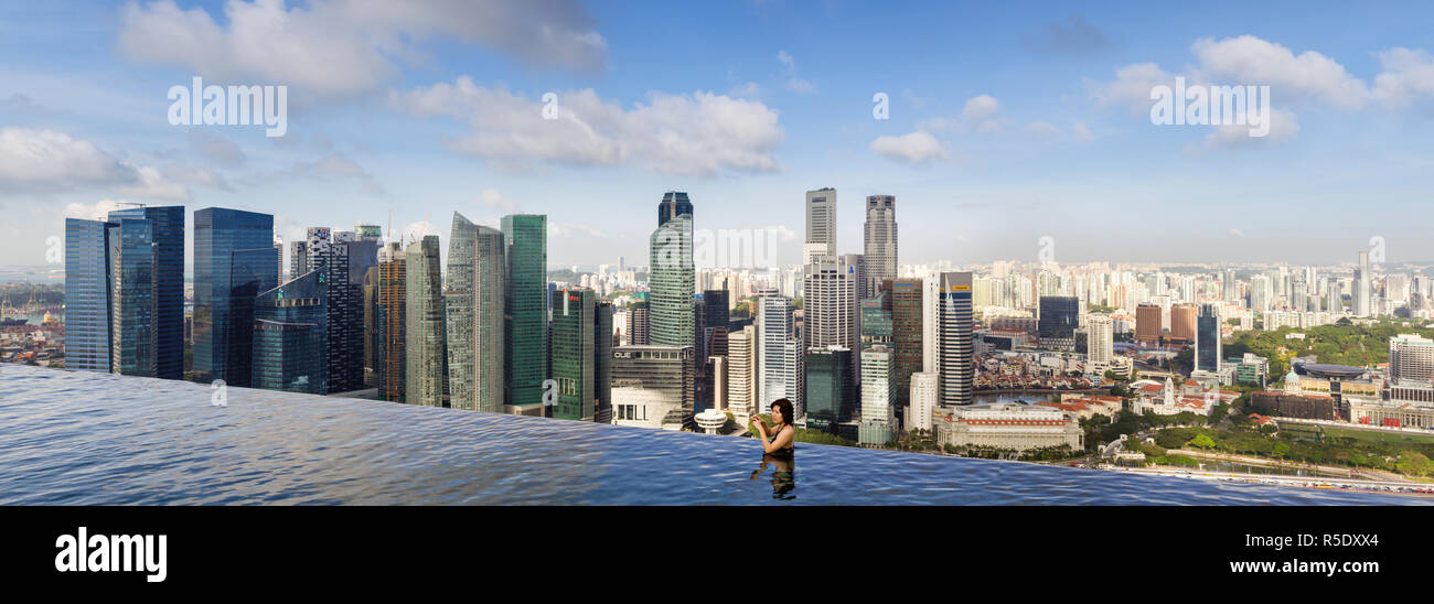 Sands SkyPark piscina infinity sul 57th piano di Marina Bay Sands Hotel, Marina Bay, Singapore Foto Stock