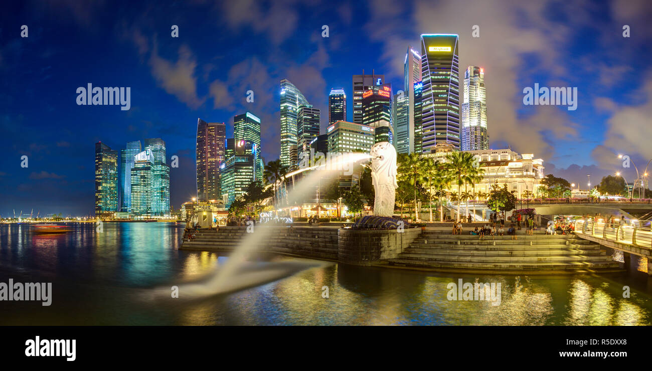 La statua Merlion con lo skyline della città in background, Marina Bay, Singapore Foto Stock