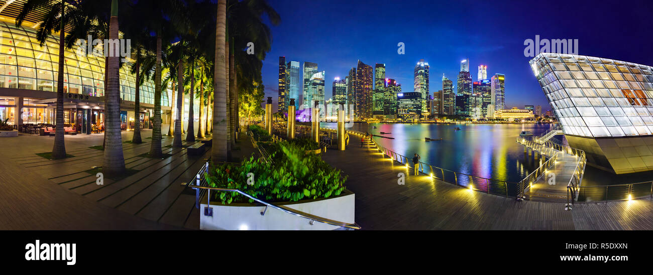 Singapore, Marina Bay, skyline della città di notte Foto Stock