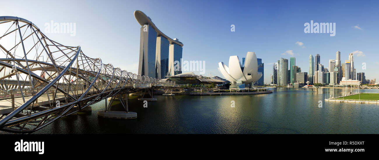 Singapore, Helix ponte che conduce attraverso il Marina Bay per il Marina Bay sands hotel e resort Foto Stock