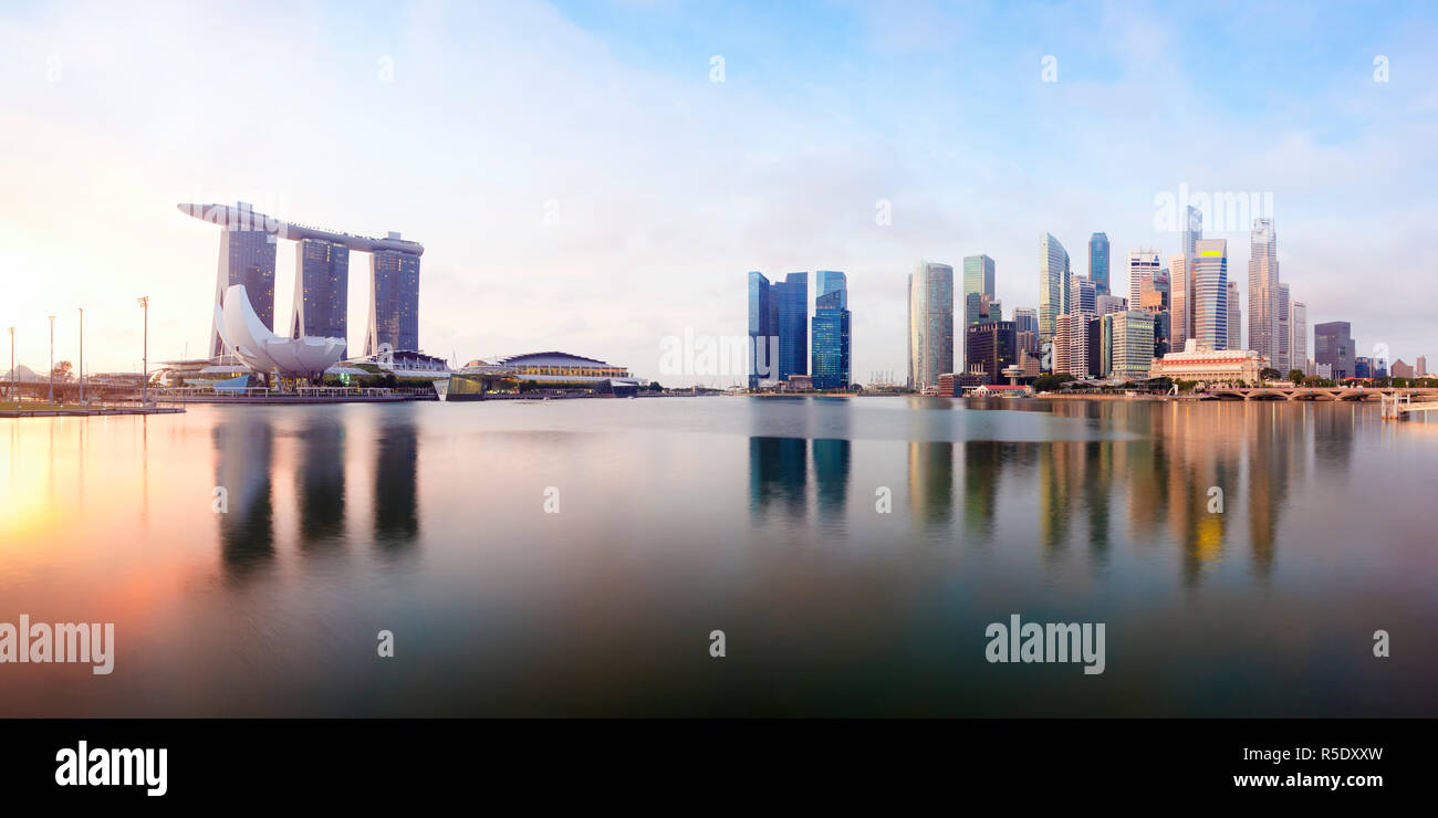 Skyline della città vista lungo la Marina Bay, Singapore Foto Stock