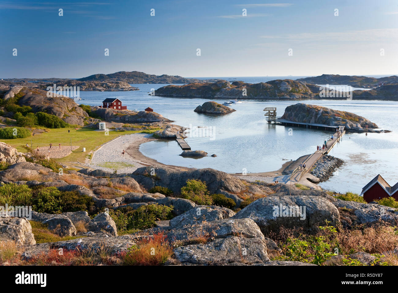 La balneazione in mare, Skarhamn sull isola di Tjorn, Bohuslan, sulla costa occidentale della Svezia Foto Stock