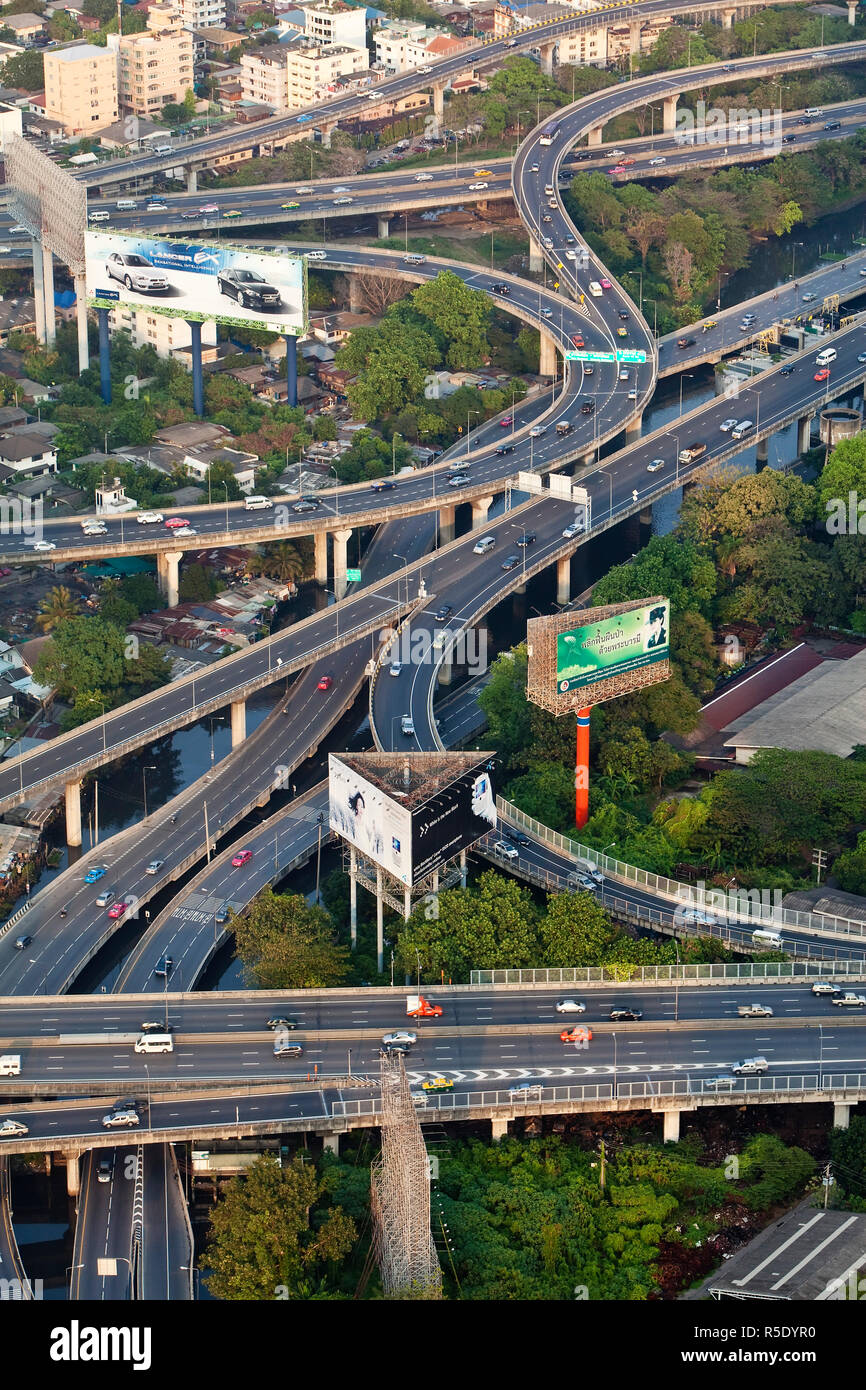 Vista in elevazione al di sopra della strada trafficata system a Bangkok, in Thailandia Foto Stock