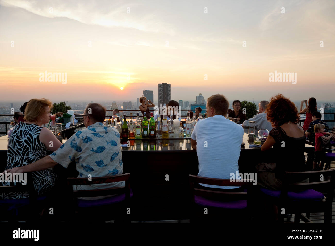 Open air-bar 'Sirocco Sky Bar' e Bangkok in serata, Torre di Stato, 247 m, la cupola, Bangkok, Thailandia Foto Stock