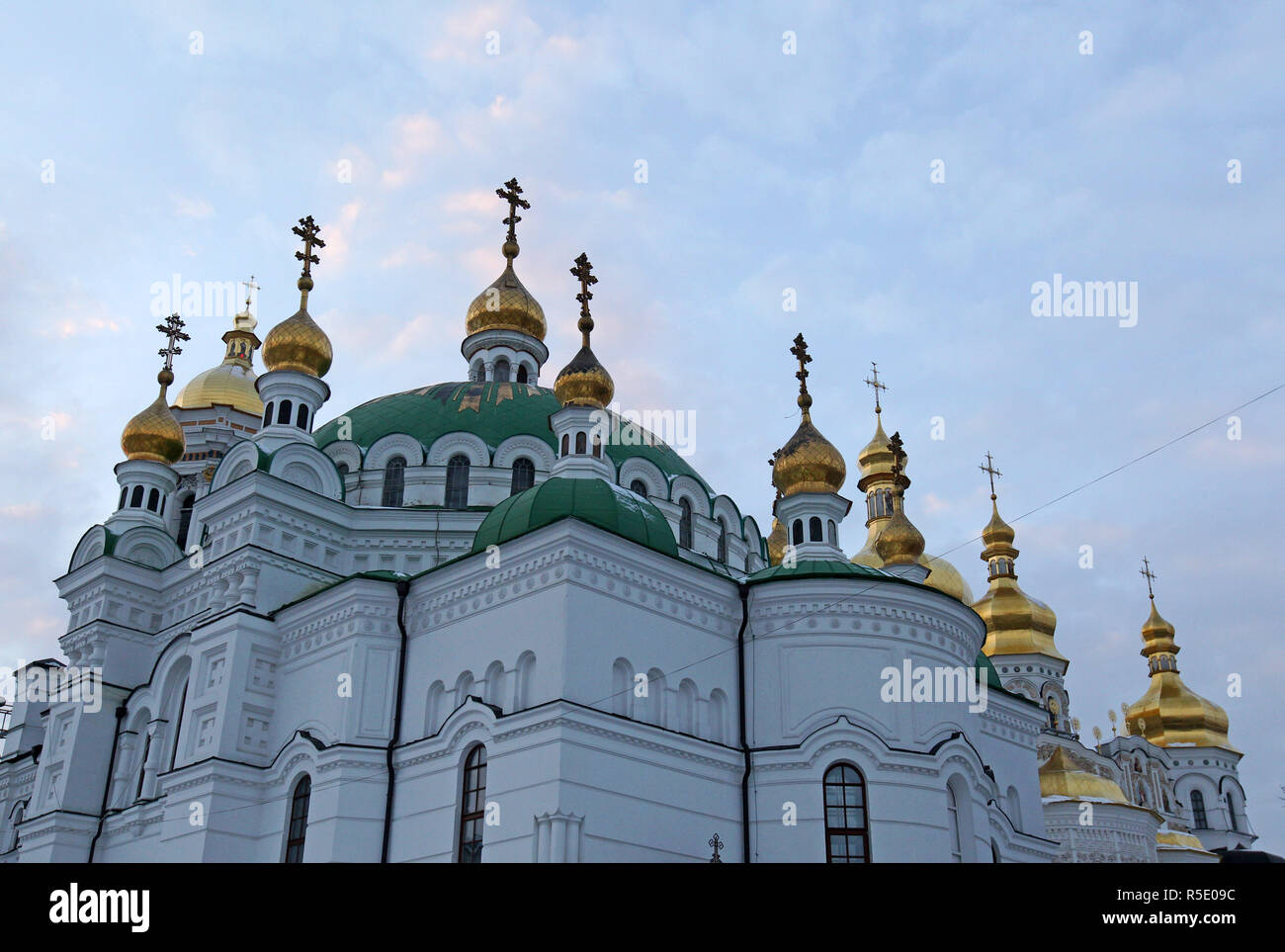 Monastero e chiesa di Kiev-Pechersk Lavra visto a Kiev in Ucraina. L'Istanbul-basato Patriarcato ecumenico su 11 Ottobre 2018 mi ha detto che aveva accettato di riconoscere l'indipendenza della Chiesa Ortodossa Ucraina. Il Sinodo ha inoltre convenuto di reintegrare il capo della Chiesa Ortodossa Ucraina Patriarca Filaret e Kiev Metropolita Makariy ai loro ranghi canonica seguendo il loro scomunica nella controversia con il Patriarcato di Mosca e continua la procedura di concessione autocefalia alla Chiesa Ortodossa Ucraina. Foto Stock