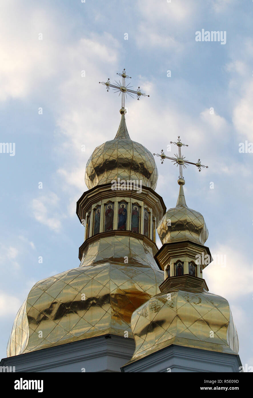 Monastero e chiesa di Kiev-Pechersk Lavra visto a Kiev in Ucraina. L'Istanbul-basato Patriarcato ecumenico su 11 Ottobre 2018 mi ha detto che aveva accettato di riconoscere l'indipendenza della Chiesa Ortodossa Ucraina. Il Sinodo ha inoltre convenuto di reintegrare il capo della Chiesa Ortodossa Ucraina Patriarca Filaret e Kiev Metropolita Makariy ai loro ranghi canonica seguendo il loro scomunica nella controversia con il Patriarcato di Mosca e continua la procedura di concessione autocefalia alla Chiesa Ortodossa Ucraina. Foto Stock