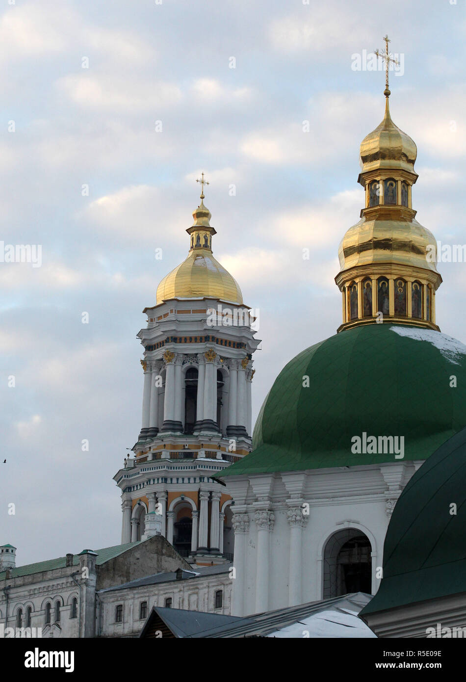 Monastero e chiesa di Kiev-Pechersk Lavra visto a Kiev in Ucraina. L'Istanbul-basato Patriarcato ecumenico su 11 Ottobre 2018 mi ha detto che aveva accettato di riconoscere l'indipendenza della Chiesa Ortodossa Ucraina. Il Sinodo ha inoltre convenuto di reintegrare il capo della Chiesa Ortodossa Ucraina Patriarca Filaret e Kiev Metropolita Makariy ai loro ranghi canonica seguendo il loro scomunica nella controversia con il Patriarcato di Mosca e continua la procedura di concessione autocefalia alla Chiesa Ortodossa Ucraina. Foto Stock