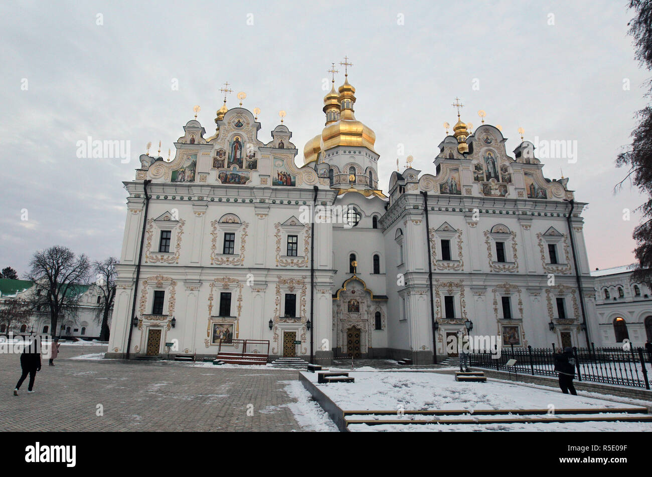 Monastero e chiesa di Kiev-Pechersk Lavra visto a Kiev in Ucraina. L'Istanbul-basato Patriarcato ecumenico su 11 Ottobre 2018 mi ha detto che aveva accettato di riconoscere l'indipendenza della Chiesa Ortodossa Ucraina. Il Sinodo ha inoltre convenuto di reintegrare il capo della Chiesa Ortodossa Ucraina Patriarca Filaret e Kiev Metropolita Makariy ai loro ranghi canonica seguendo il loro scomunica nella controversia con il Patriarcato di Mosca e continua la procedura di concessione autocefalia alla Chiesa Ortodossa Ucraina. Foto Stock