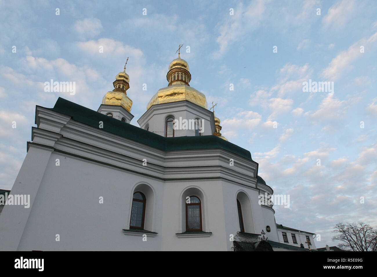 Monastero e chiesa di Kiev-Pechersk Lavra visto a Kiev in Ucraina. L'Istanbul-basato Patriarcato ecumenico su 11 Ottobre 2018 mi ha detto che aveva accettato di riconoscere l'indipendenza della Chiesa Ortodossa Ucraina. Il Sinodo ha inoltre convenuto di reintegrare il capo della Chiesa Ortodossa Ucraina Patriarca Filaret e Kiev Metropolita Makariy ai loro ranghi canonica seguendo il loro scomunica nella controversia con il Patriarcato di Mosca e continua la procedura di concessione autocefalia alla Chiesa Ortodossa Ucraina. Foto Stock
