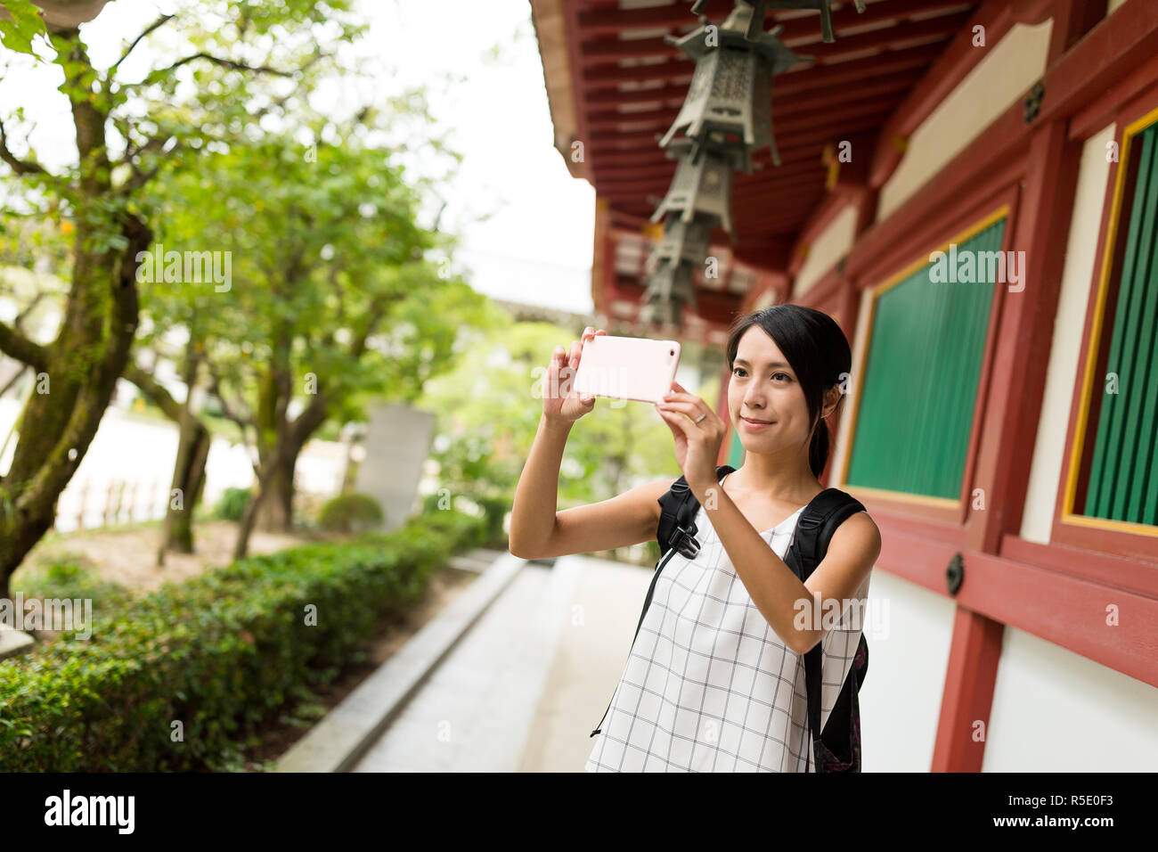 Donna prendendo la foto in Dazaifu Tenmangu Santuario Foto Stock