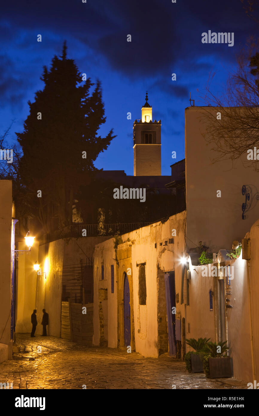 La Tunisia, Sidi Bou Said, street e moschea, sera Foto Stock