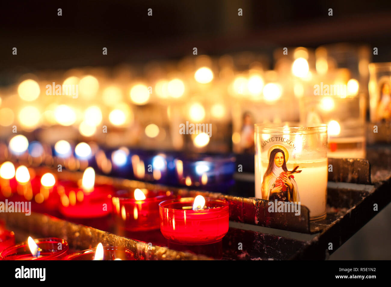 France, Languedoc-Roussillon, Dipartimento Pyrenees-Orientales, Perpignan, Cathedrale St-Jean, candele votive Foto Stock