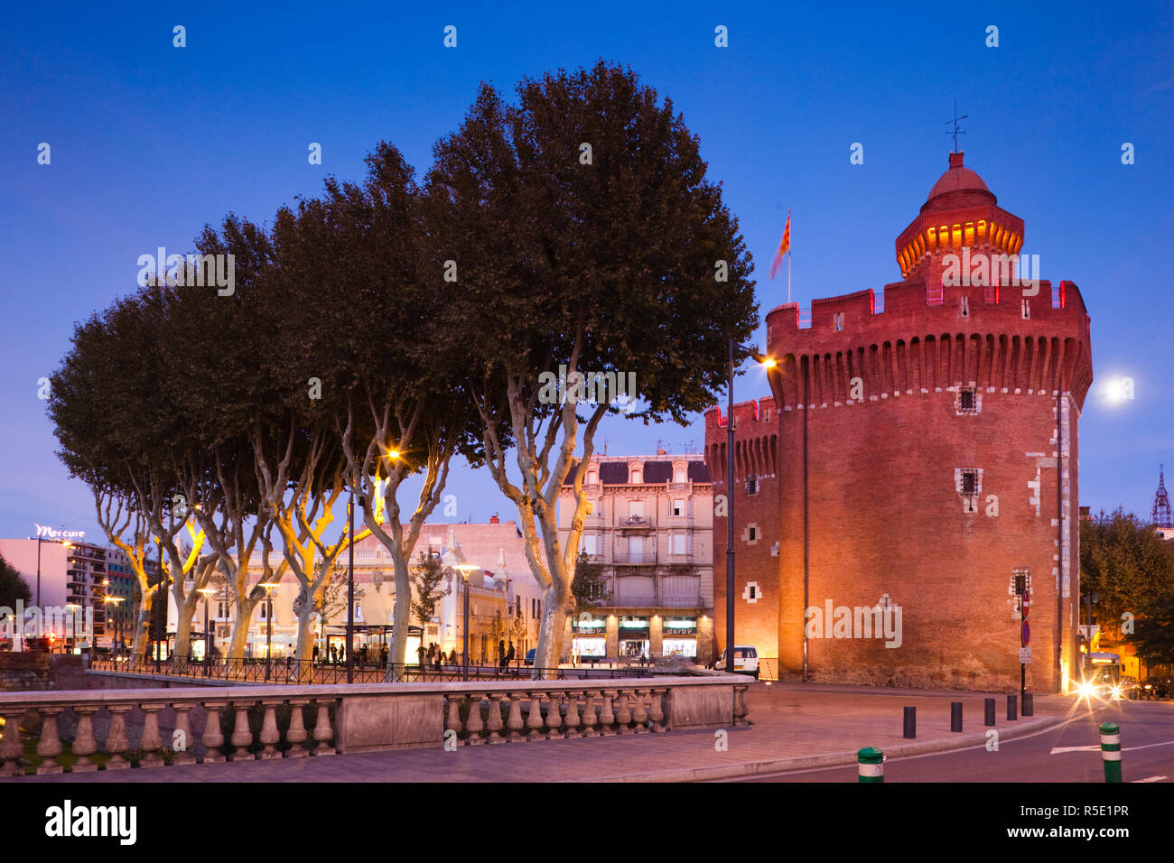 France, Languedoc-Roussillon, Dipartimento Pyrenees-Orientales, Perpignan, Le Castillet-Casa Pairal con il sorgere della luna Foto Stock