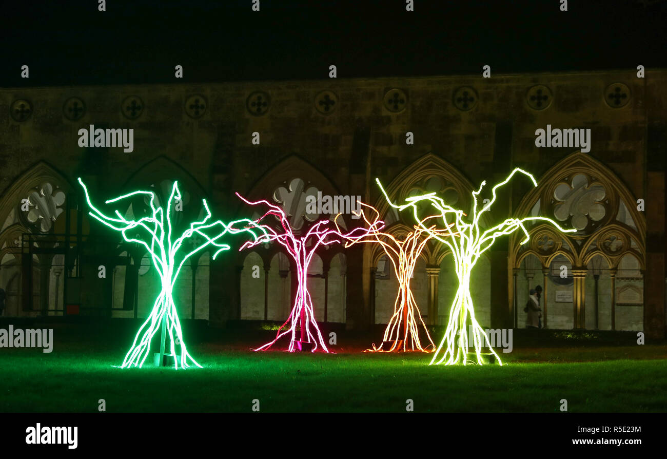Cinque albero come strutture che compongono il pezzo di arte 'LUMEN', sedersi nel chiostro garth, in occasione del lancio della Cattedrale di Salisbury si illumina Avvento installazioni artistiche, intitolato dalle tenebre alla luce. Foto Stock