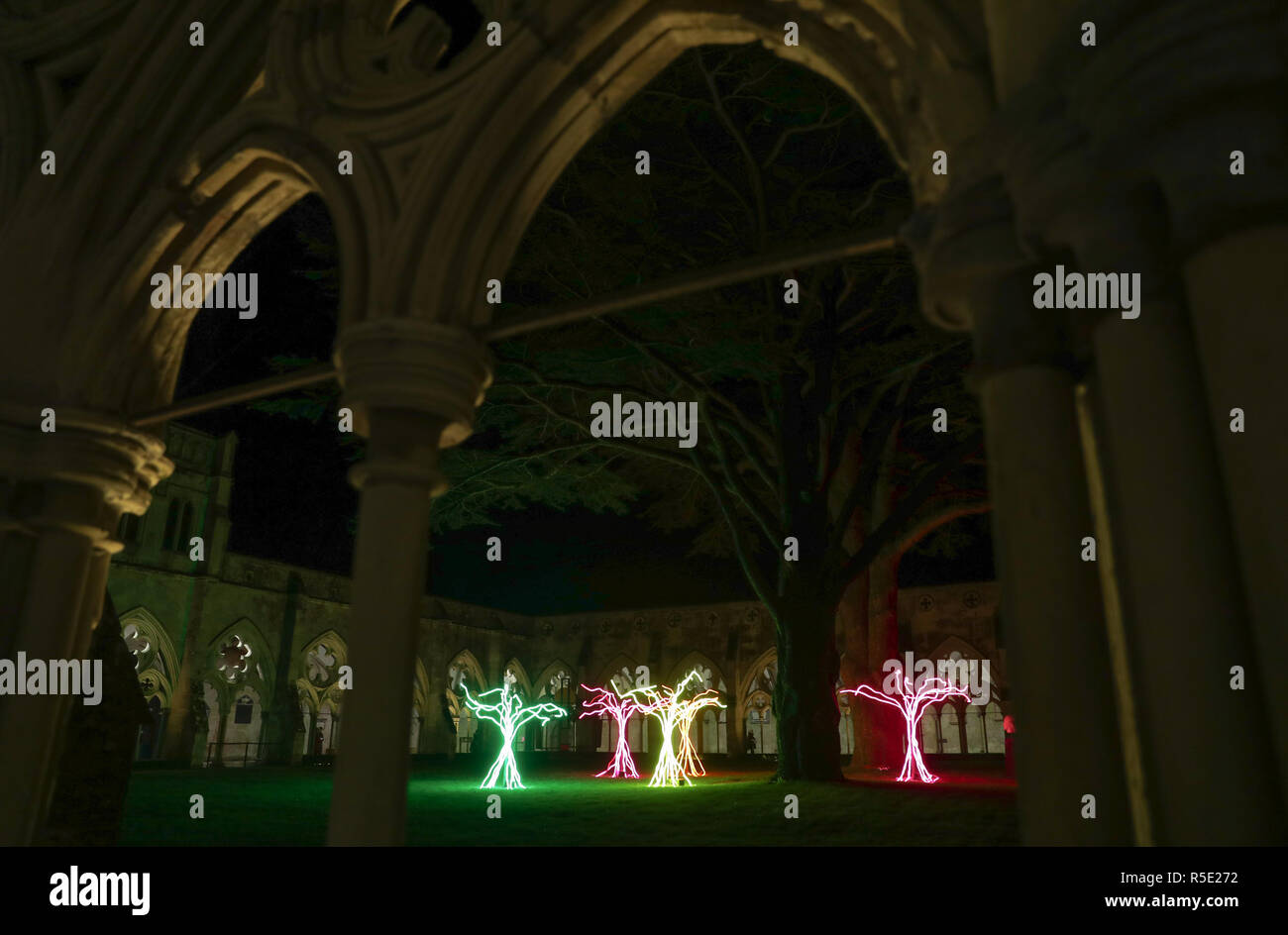 Cinque albero come strutture che compongono il pezzo di arte 'LUMEN', sedersi nel chiostro garth, in occasione del lancio della Cattedrale di Salisbury si illumina Avvento installazioni artistiche, intitolato dalle tenebre alla luce. Foto Stock