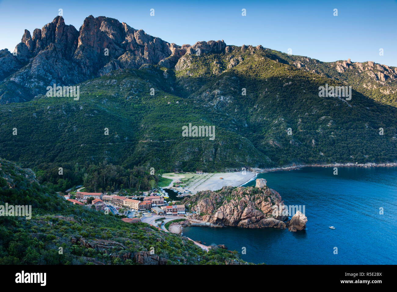 Francia, Corsica, Corse-du-Sud dipartimento, regione Calanche, Porto, vista in elevazione della città, mattina Foto Stock