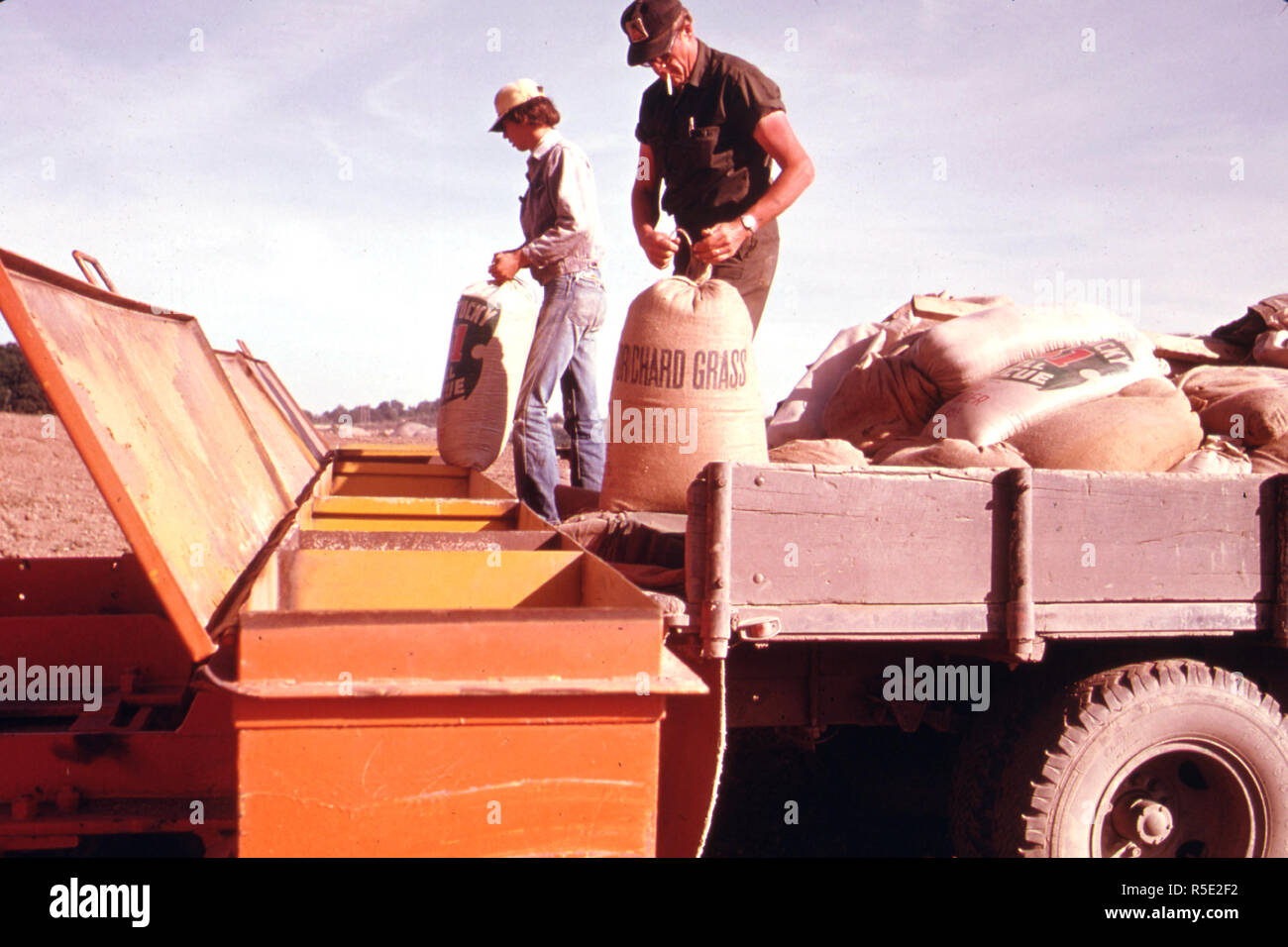 1974 - Dolce trifoglio ed erba mazzolina seme sono versata in una seminatrice Bulldozer-Pulled quale sarà la diffusione è 450 libbre per acro la terra è reseeded dopo nastri mineraria da società di carbone nel sud-est in Ohio. Foto Stock