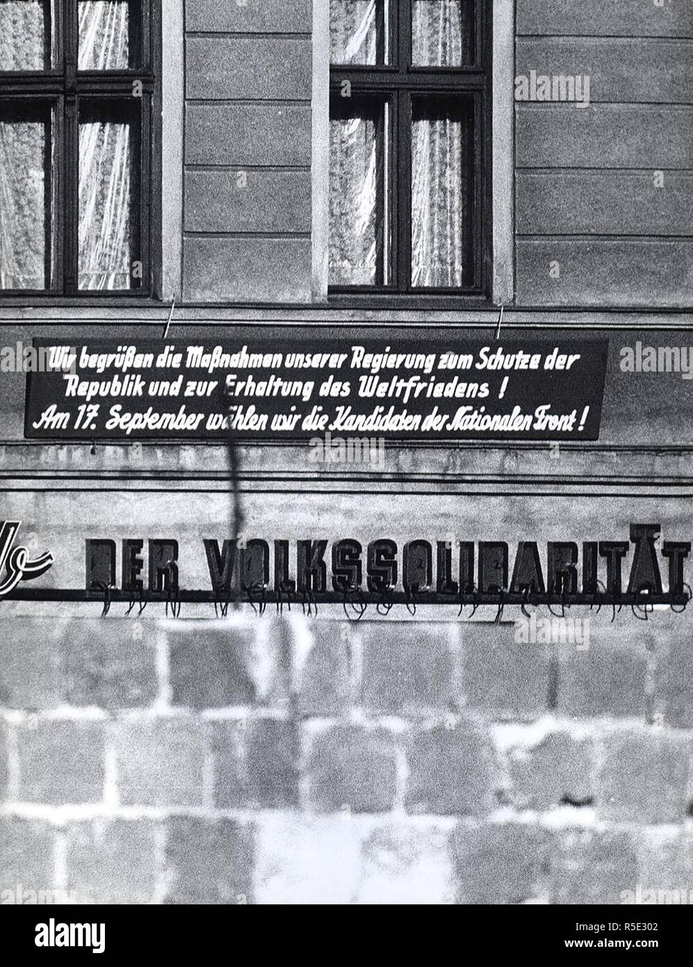 Tedesco orientale Banner legge"Siamo d' accordo con le misure prese dal nostro governo al fine di proteggere la repubblica e a promuovere la pace nel mondo! Voteremo i candidati del Fronte nazionale il 7 settembre 17th. Il popolo di solidarietà". Foto Stock