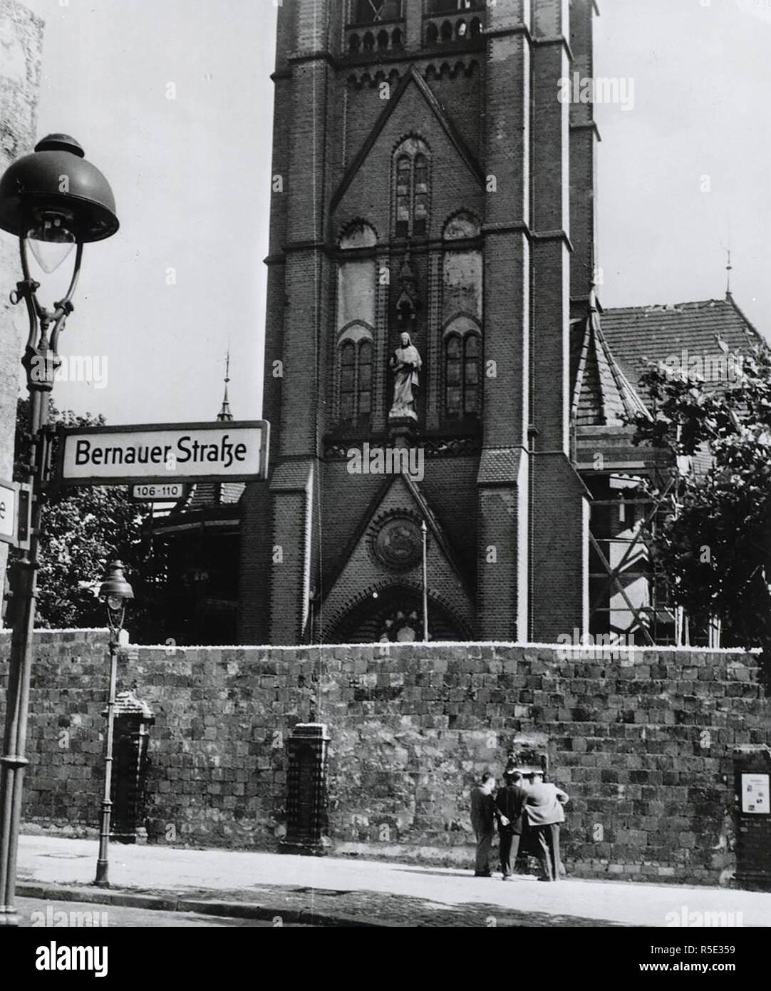 Muro di Berlino lungo Bernauer Street blocchi ingresso alla chiesa in Berlino Est simbolicamente ricordando i tedeschi di comunista opposizione alla religione. Foto Stock