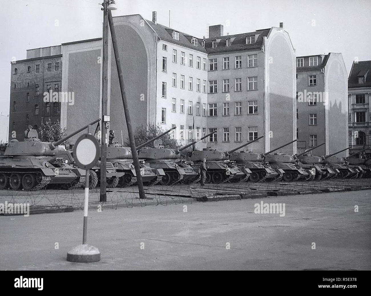 8/28/1961 - Gruppo serbatoio di fronte la stazione ferroviaria Friedrichstrasse Foto Stock
