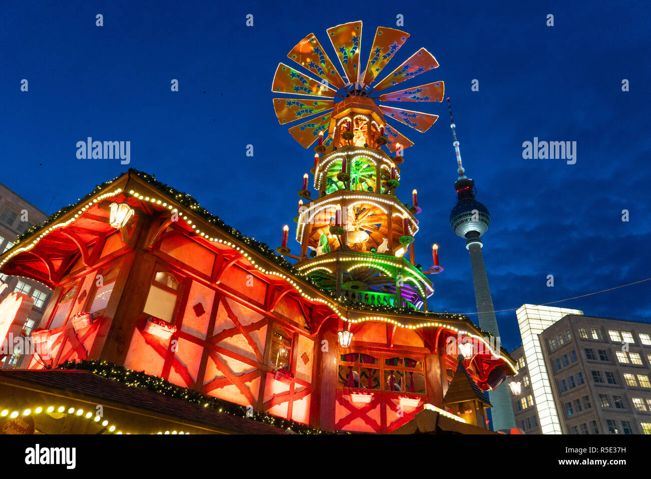 Tradizionale Mercatino di Natale a Alexanderplatz nel quartiere Mitte di Berlino, Germania. Nella foto il Pyramiden Treff piramide o di luogo di incontro e di Fersehturm, il te Foto Stock