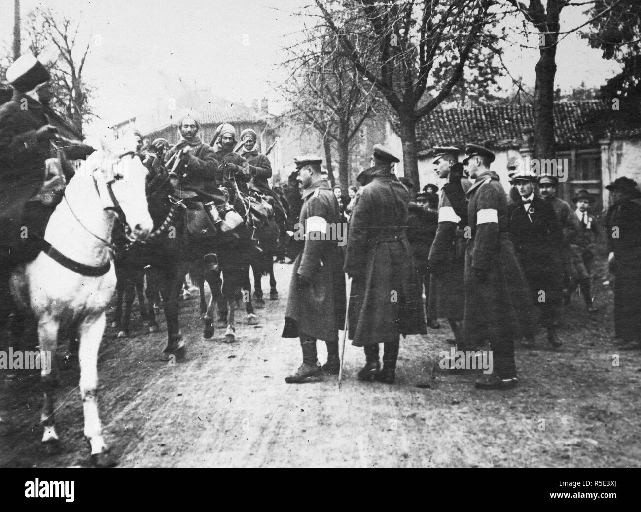 Parlamentare tedesco i funzionari in visita al quartier generale francese. Parlamentare tedesco ufficiali accompagnati da Spahes andando per una visita al quartier generale francese a Chateau Salin, Lorena ca. 1919 Foto Stock