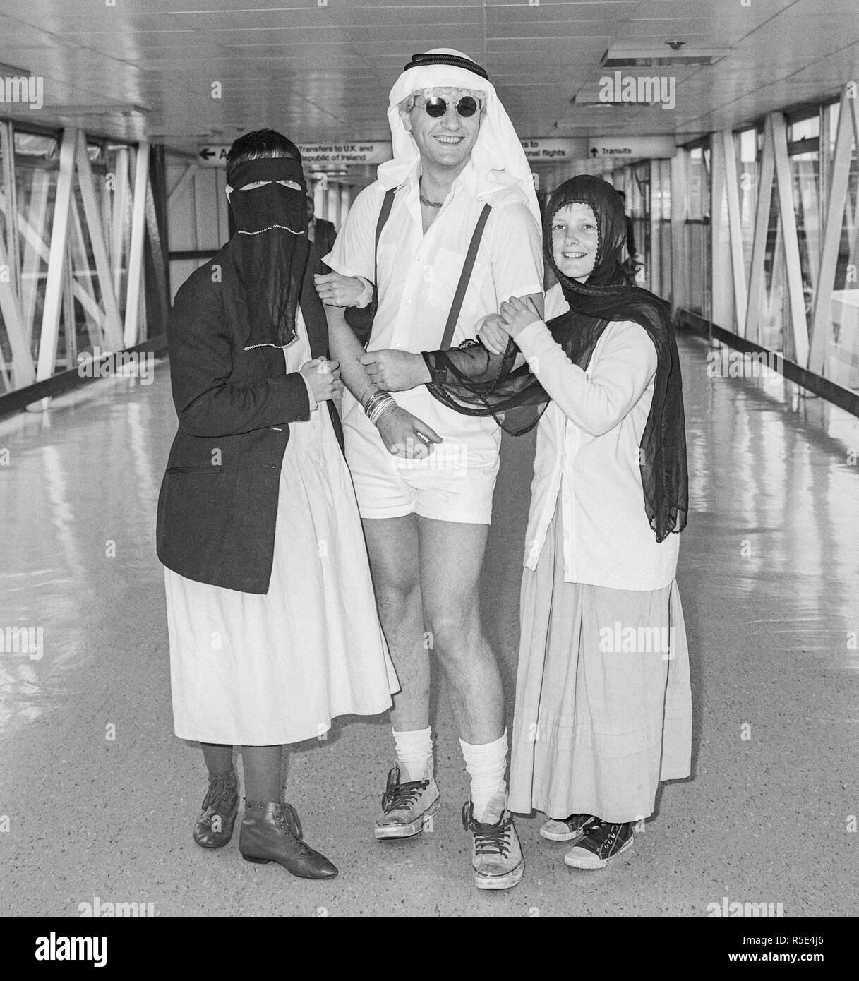 Punk Rock e musicista 'Captain Sensible' lasciando Heathrow per i tour del Medio Oriente Marzo 1985 Foto Stock