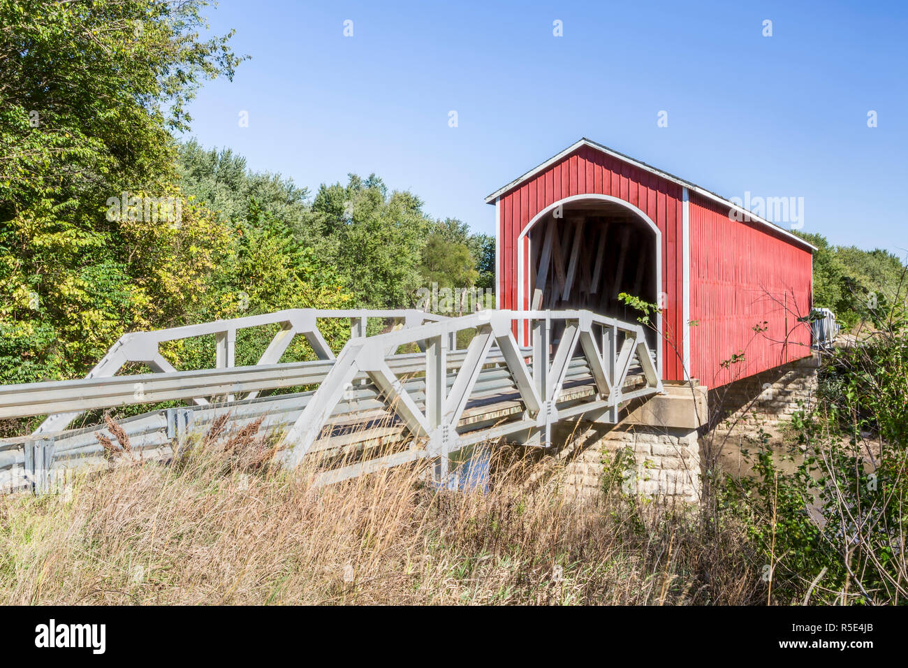 Il lupo rosso ponte coperto, con pony approcci a traliccio, attraversa il fiume cucchiaio nelle zone rurali di Knox County, Illinois. Foto Stock