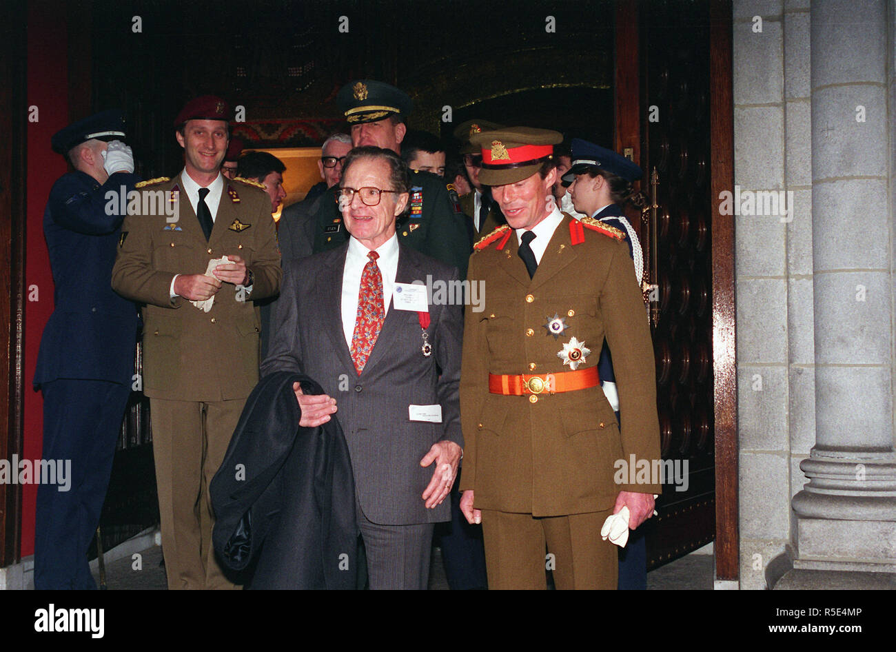 La corona del Principe Filippo del Belgio, Ambasciatore di Lussemburgo e Prince Henri del Lussemburgo lasciare i servizi della chiesa in onore di quelli persi nella battaglia di Bulge 50 anni fa. Foto Stock