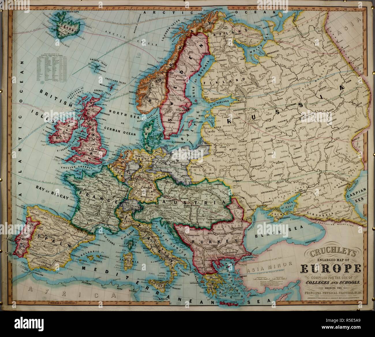 Un xix secolo mappa colorata di Europa, compilato per uso in collegi e scuole. Cruchley ingrandita della mappa di Europa. Compilato per l'uso dei collegi e scuole, che mostra le principali caratteristiche fisiche, ecc. [Londra]: incisi e pubblicati da G.F. Cruchley, mappa venditore, 81 Fleet Street, 1851. 1 mappa su 9 fogli uniti: mano col. ; 171 x 208 cm. Fonte: Mappe Roll 167 o mappe S.T.E.167. Autore: Cruchley, George Frederick. Foto Stock