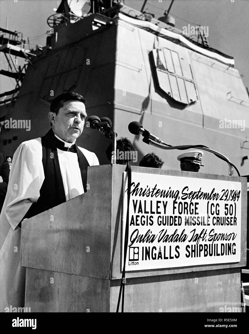 Il Reverendo Alfred Mead, Rettore, San Giovanni Chiesa Episcopale, dà l invocazione durante la cerimonia di battesimo per l'egida missile cruiser USS Valley Forge (CG 50). Foto Stock