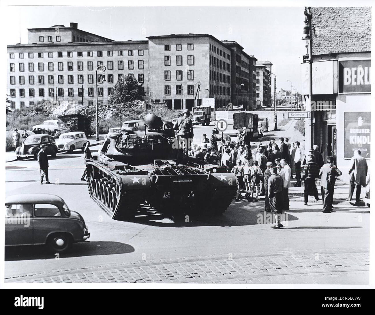 Agosto 1961 - STATI UNITI Il serbatoio e i fucilieri Guardia di Friedrichstrasse attraversamento della città divisa di settore come confine ovest i berlinesi guardano su Foto Stock