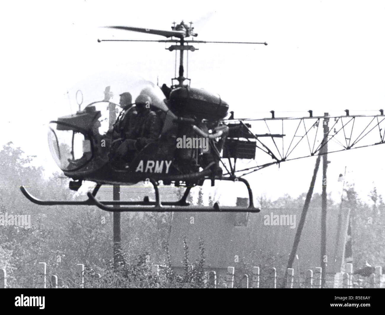 Berlino, Ottobre 1961 - STATI UNITI Esercito elicottero sondaggi il lavoro della manodopera comunista battaglioni lungo il confine. Dal momento che i comunisti prima barricati la linea il 13 agosto, elicotteri americani hanno reso ogni giorno gite di osservazione. Foto Stock