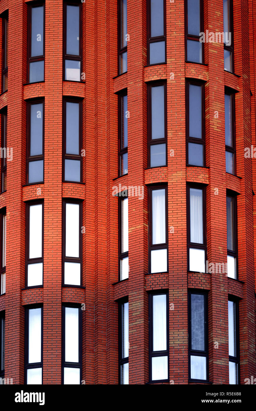 Facciata di un rosso un edificio a più piani. Frammento. Foto Stock