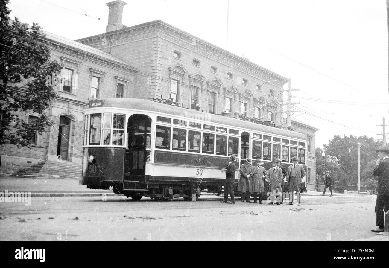 Town Hall Hobart - Tram in Macquarie Street -- obbligatorio Photo credit: TAHO Foto Stock