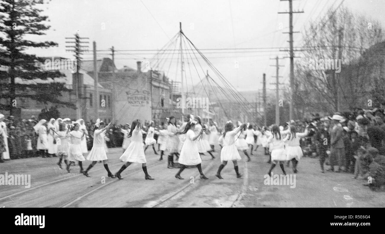 Hobart 'nostro giorno Parade' - childrens Maypole dance - Macquarie Street? - Obbligatorio Photo credit: TAHO Foto Stock